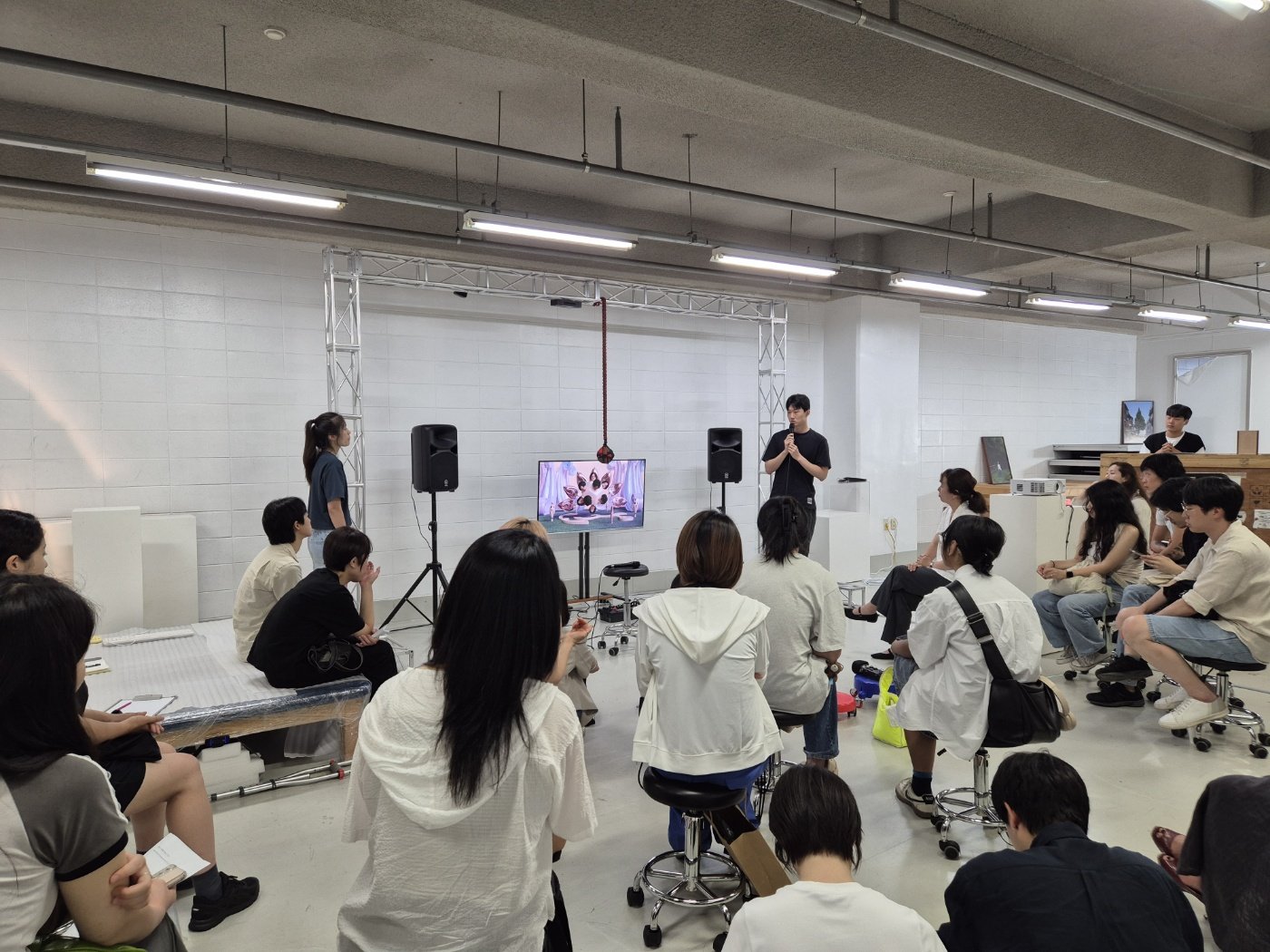 이미 당신도 전시의 일부 — 01